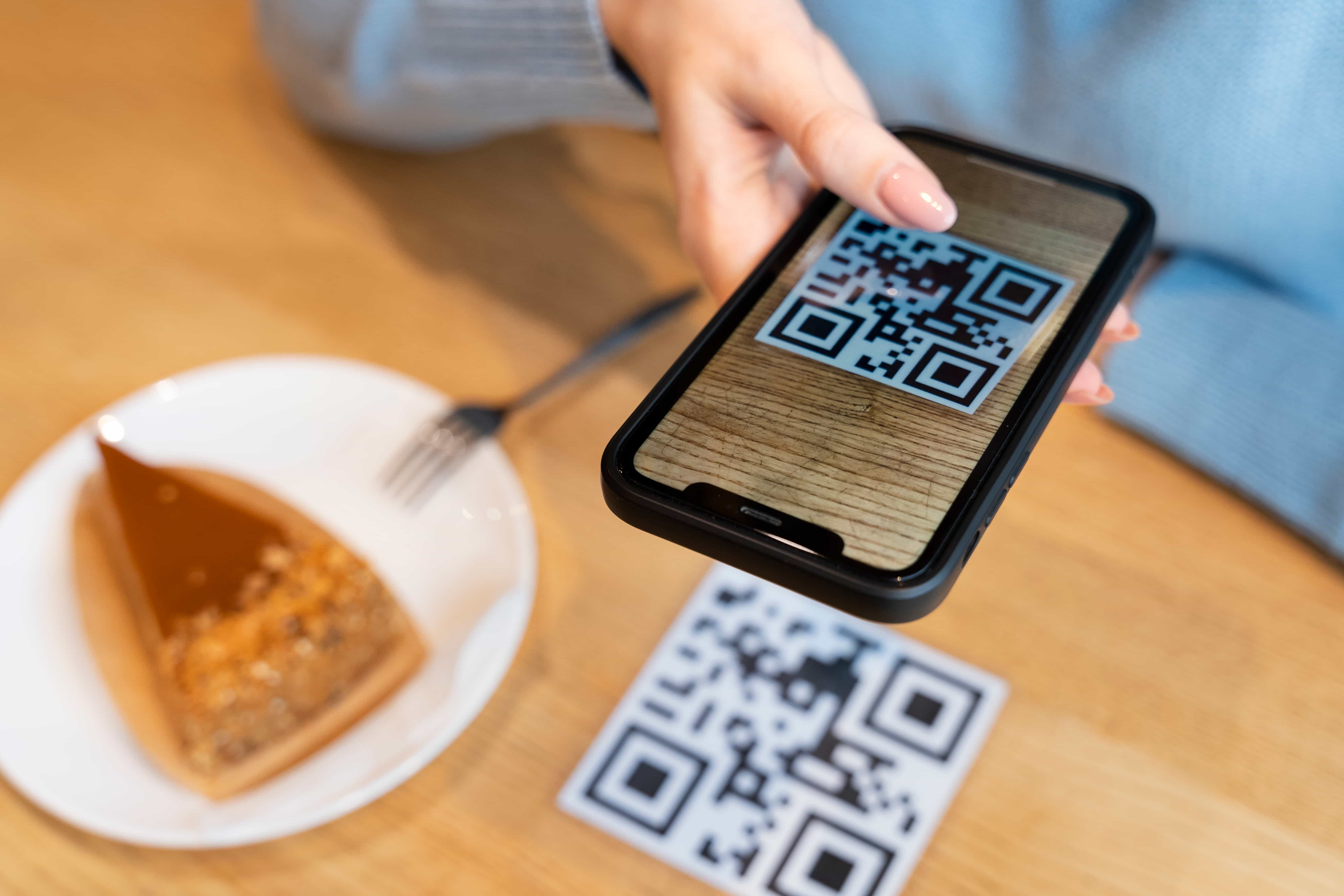 QR Menu Enriched with Visuals: How It Boosts Sales and Customer Experience
