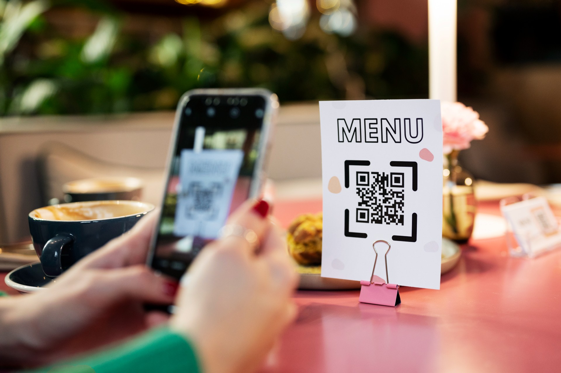 Kağıt Menülere Veda: QR Menü Kullanmanın Avantajları